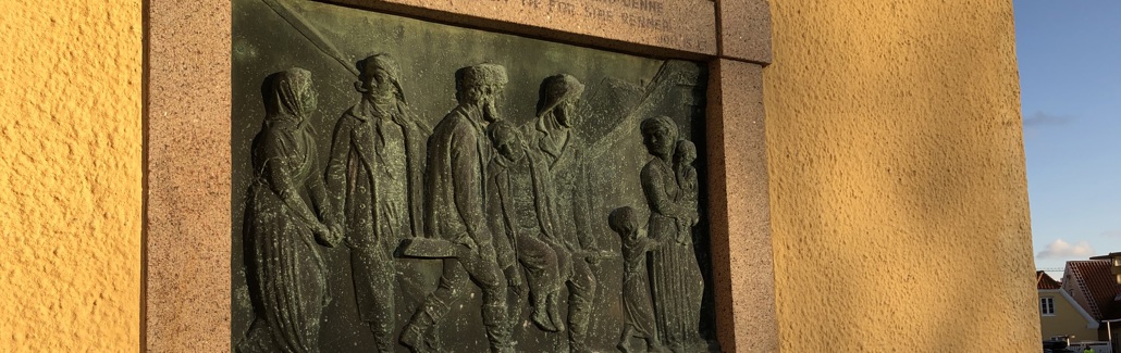 Mindetavle med figurer af otte fiskere