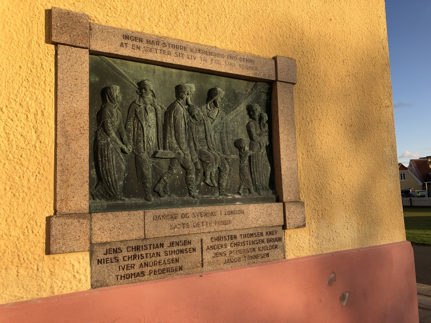 Mindetavle med figurer af otte fiskere