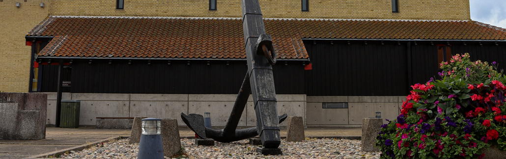 Stort liggende anker i træ og jern