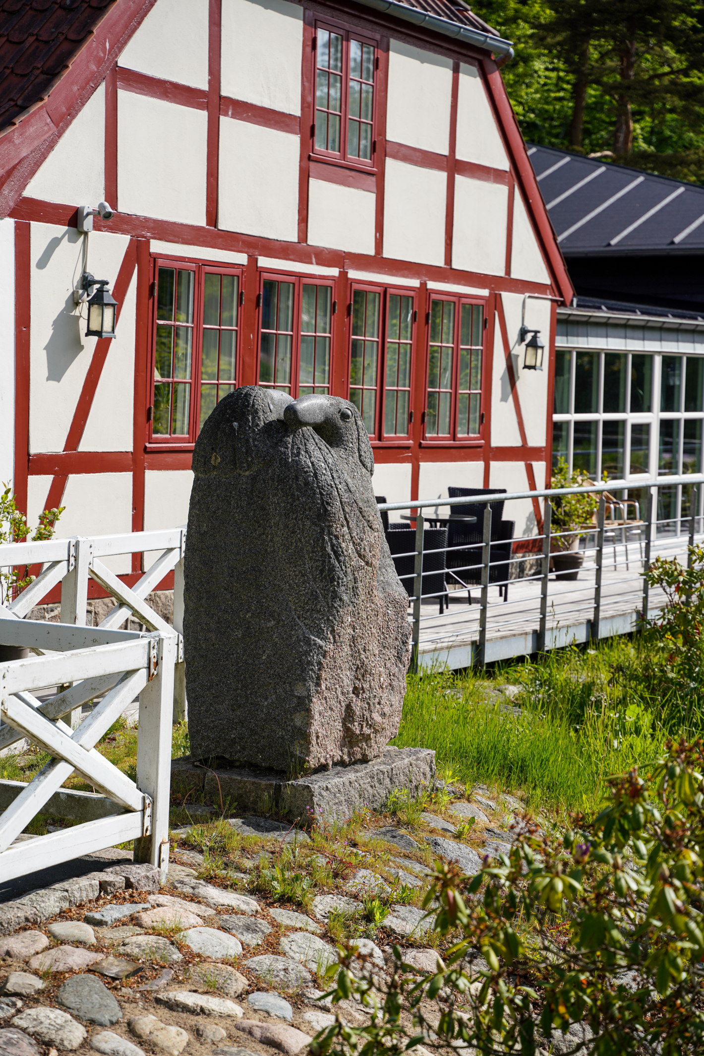 Granitsskulptur med dyr i omfavnelse