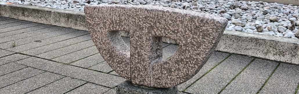 Halvcirkel af granit på firkantet sokkel