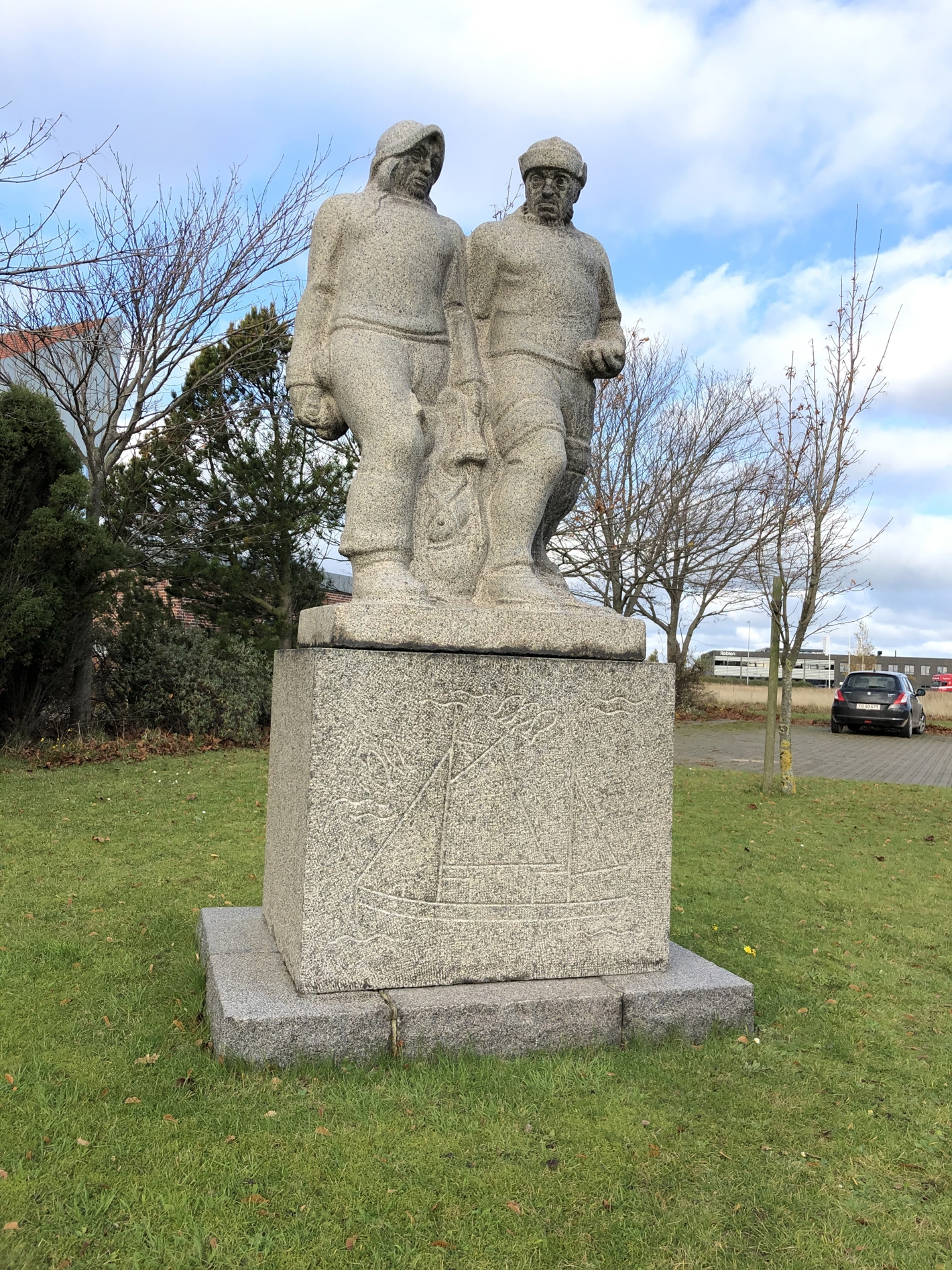 To fiskere i granit på firkantet sokkel