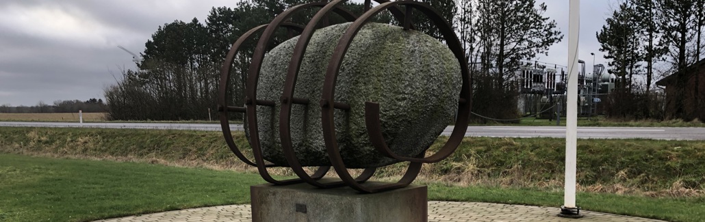 Svævende sten med metalbånd omkring sig