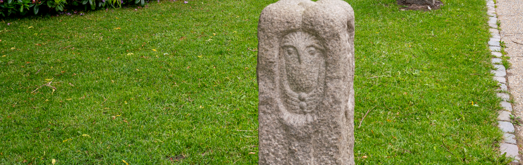 Firkantet granitsøjle med figur