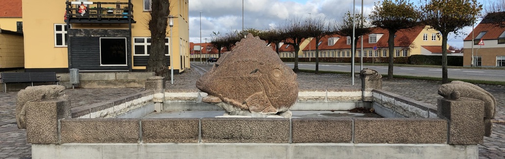 Stenbider af granit i stort firkantet springvand