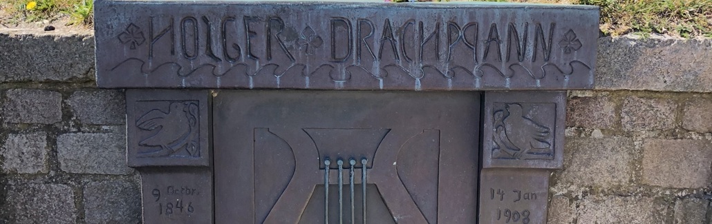 Firkantet grav med skrift i toppen