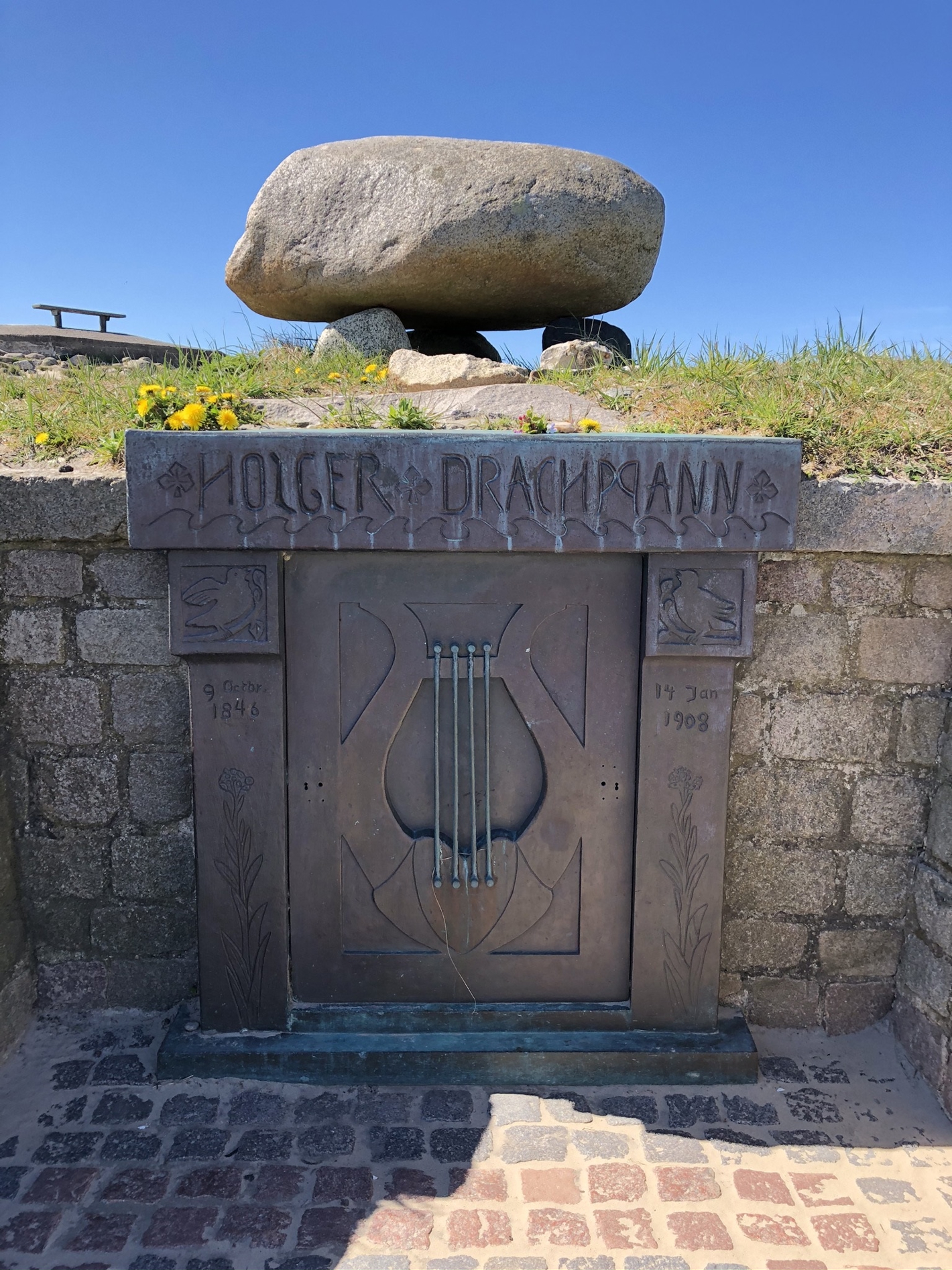 Firkantet grav med skrift i toppen