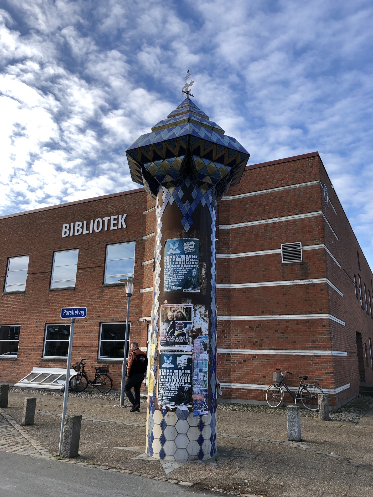 Høj stålsøjle med keramikudsmykning