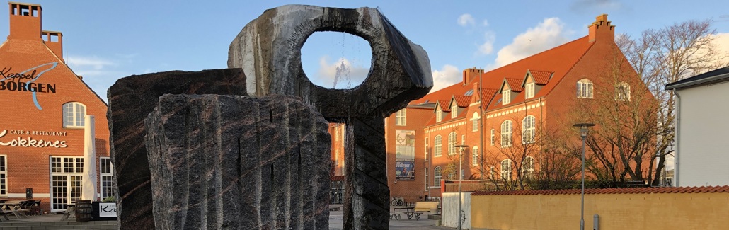 Tre store skulpturer i granit