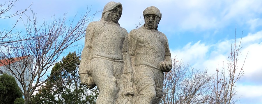 To fiskere i granit på firkantet sokkel
