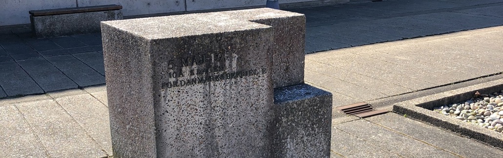 Mindesten af granit med guldbogstaver