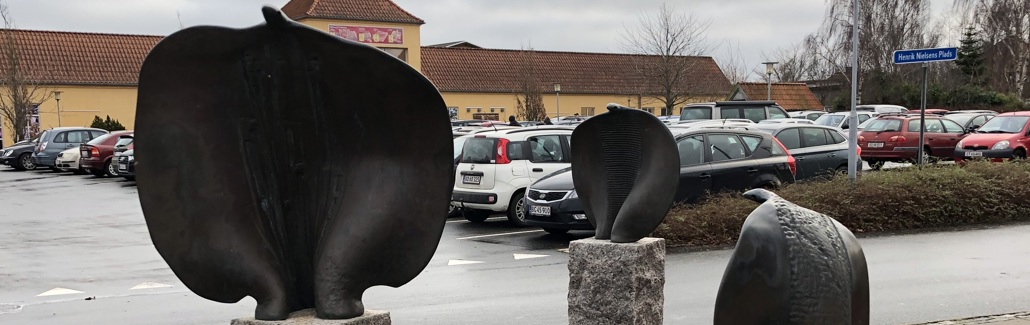 Tre store fugle der står på hver sin granitsokkel