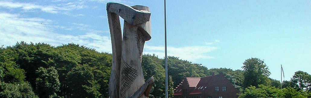 Høj træskulptur med riller