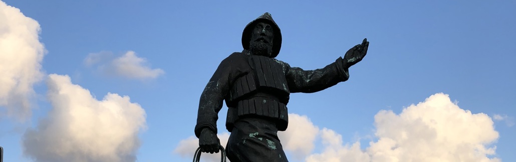 Statue af en redningsmand med reb i hånden