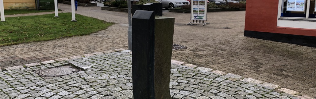 Mørk firkantet granitsøjle