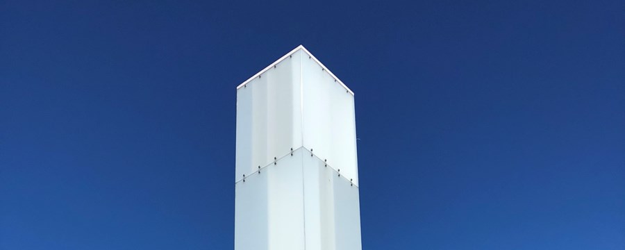 Højt firkantet tårn med glasbeklædning