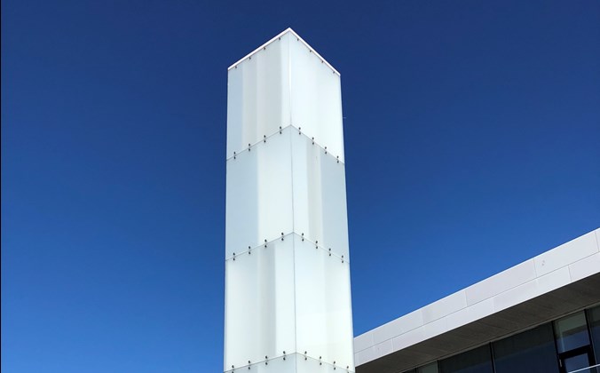Højt firkantet tårn med glasbeklædning