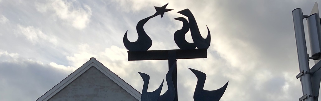 Spinkel sort skulptur med fugle