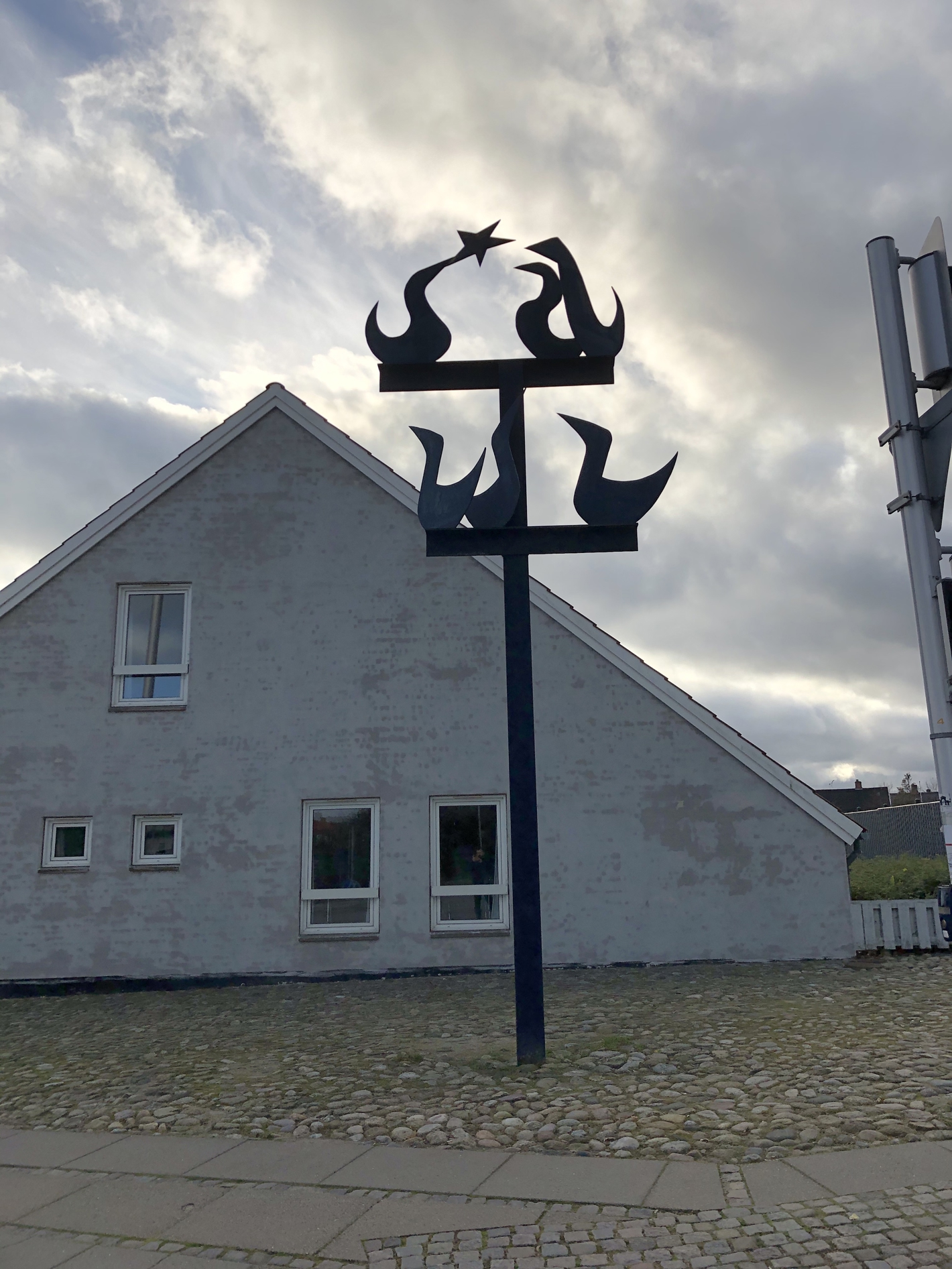 Spinkel sort skulptur med fugle