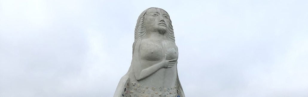 Hvid figur af havfrue med farverig udsmykning