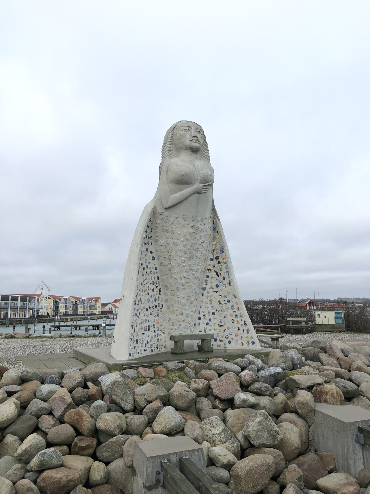 Hvid figur af havfrue med farverig udsmykning