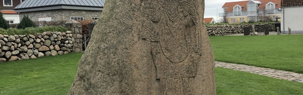 Stor sten med motiv af en biskop