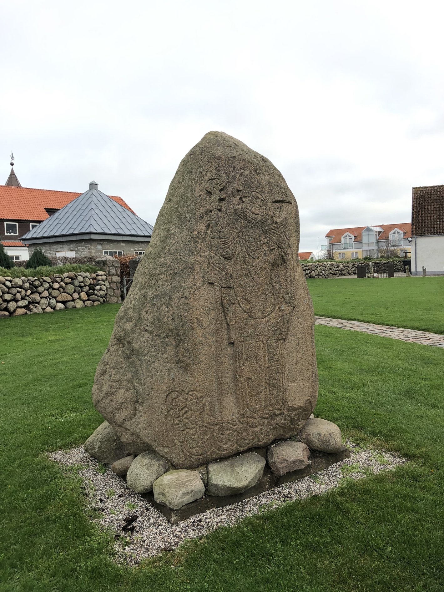 Stor sten med motiv af en biskop