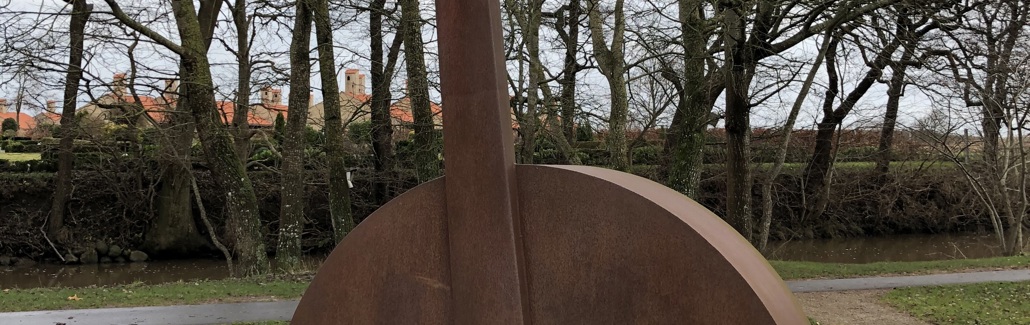 Stor rustfarvet bas der stikker op af jorden