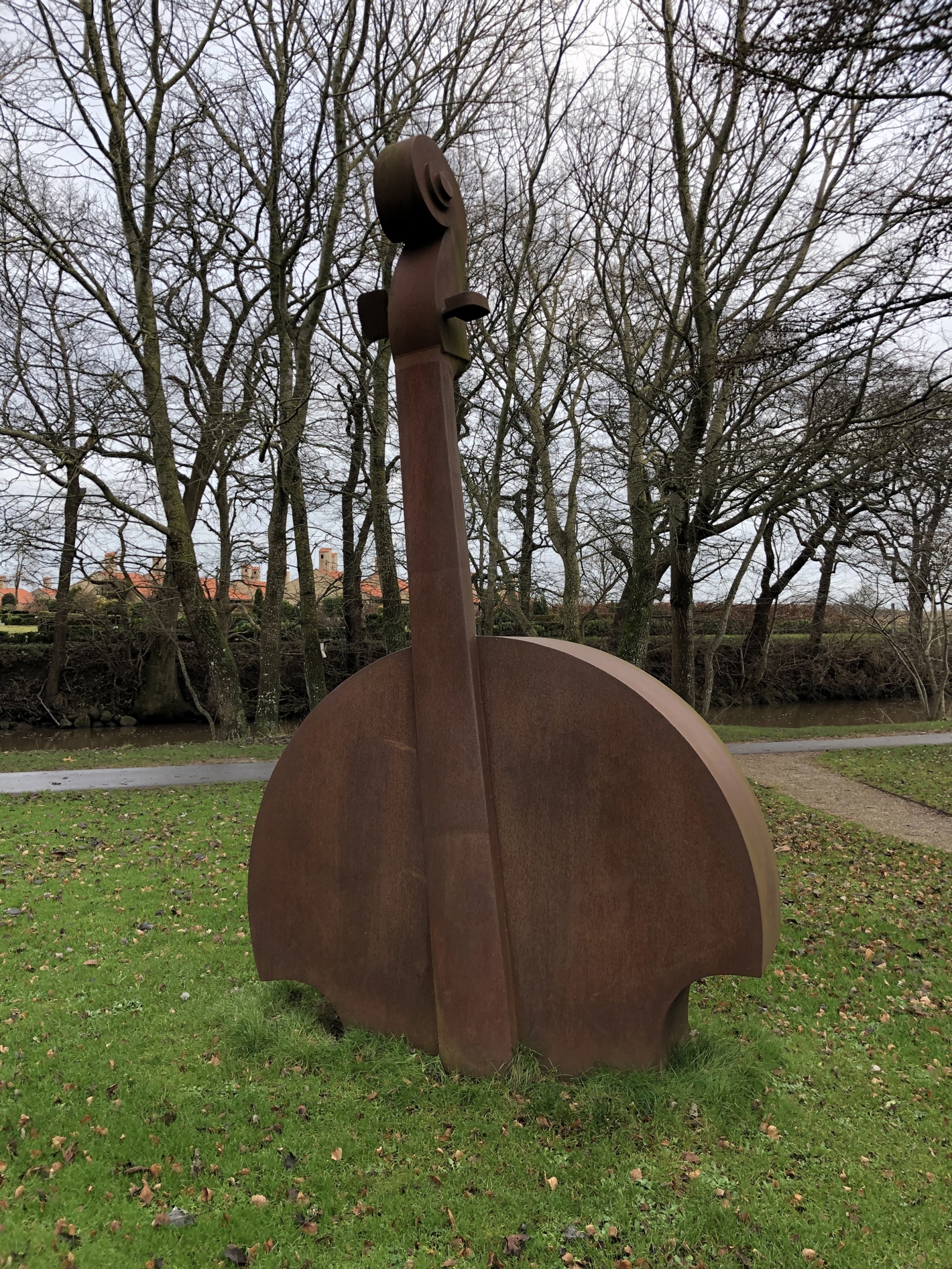 Stor rustfarvet bas der stikker op af jorden