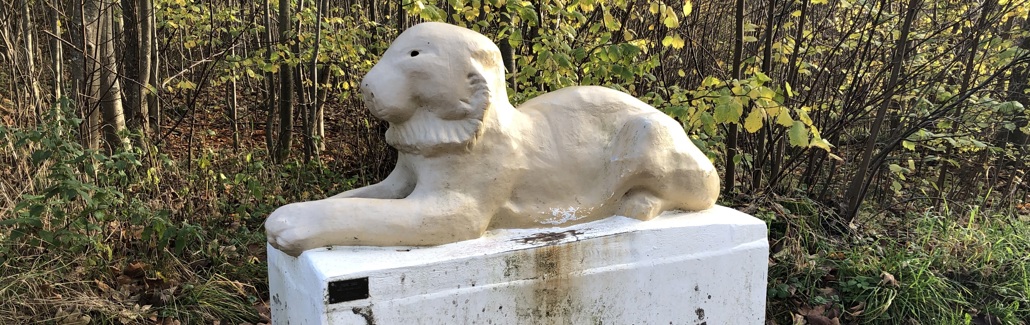 Tiger der ligger på hvid sokkel