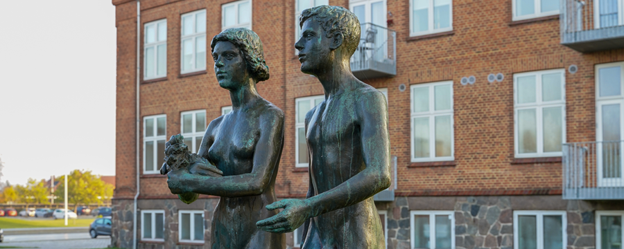 Bronzestatue af nøgen kvinde og mand 