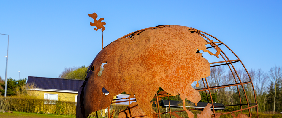 Rustfarvet globus lavet af metal