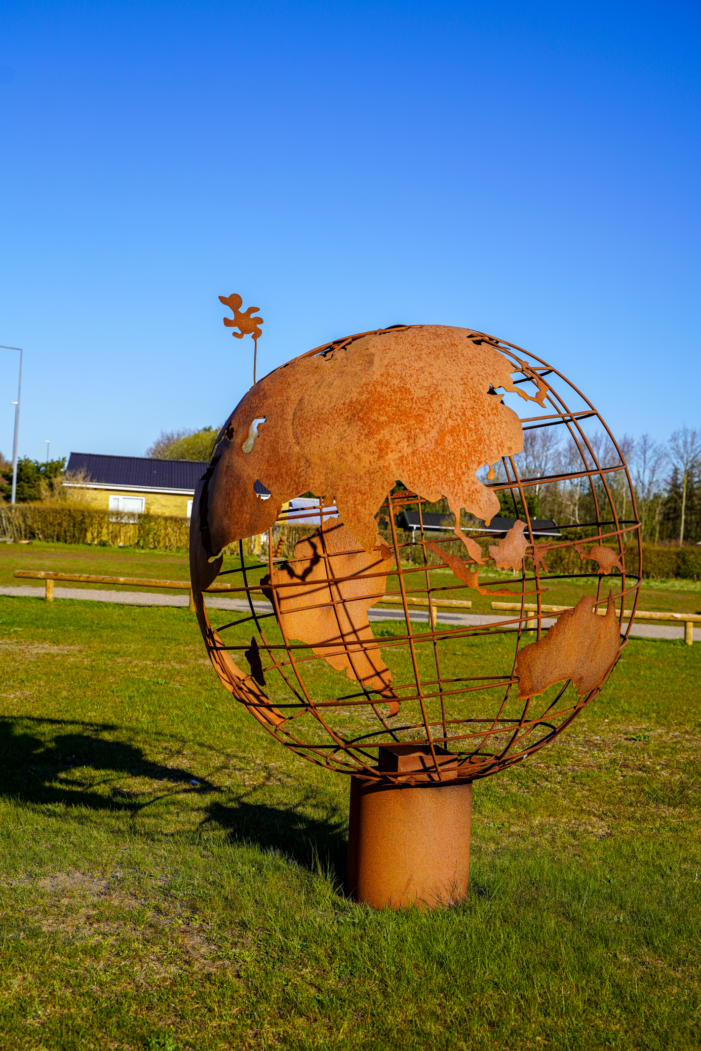 Rustfarvet globus lavet af metal