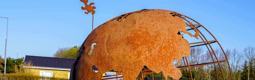 Rustfarvet globus lavet af metal