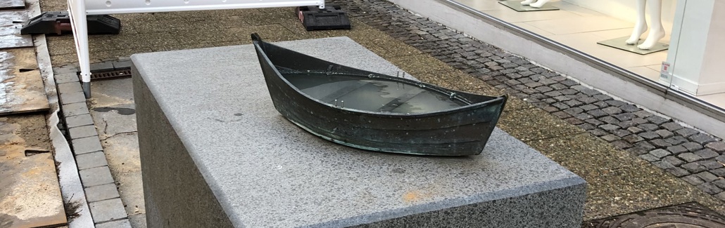 Båd i bronze på firkantet granitsokkel