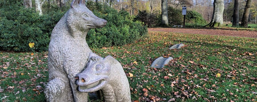 Granitskulptur af Fenrisulven og Midgårdsormen