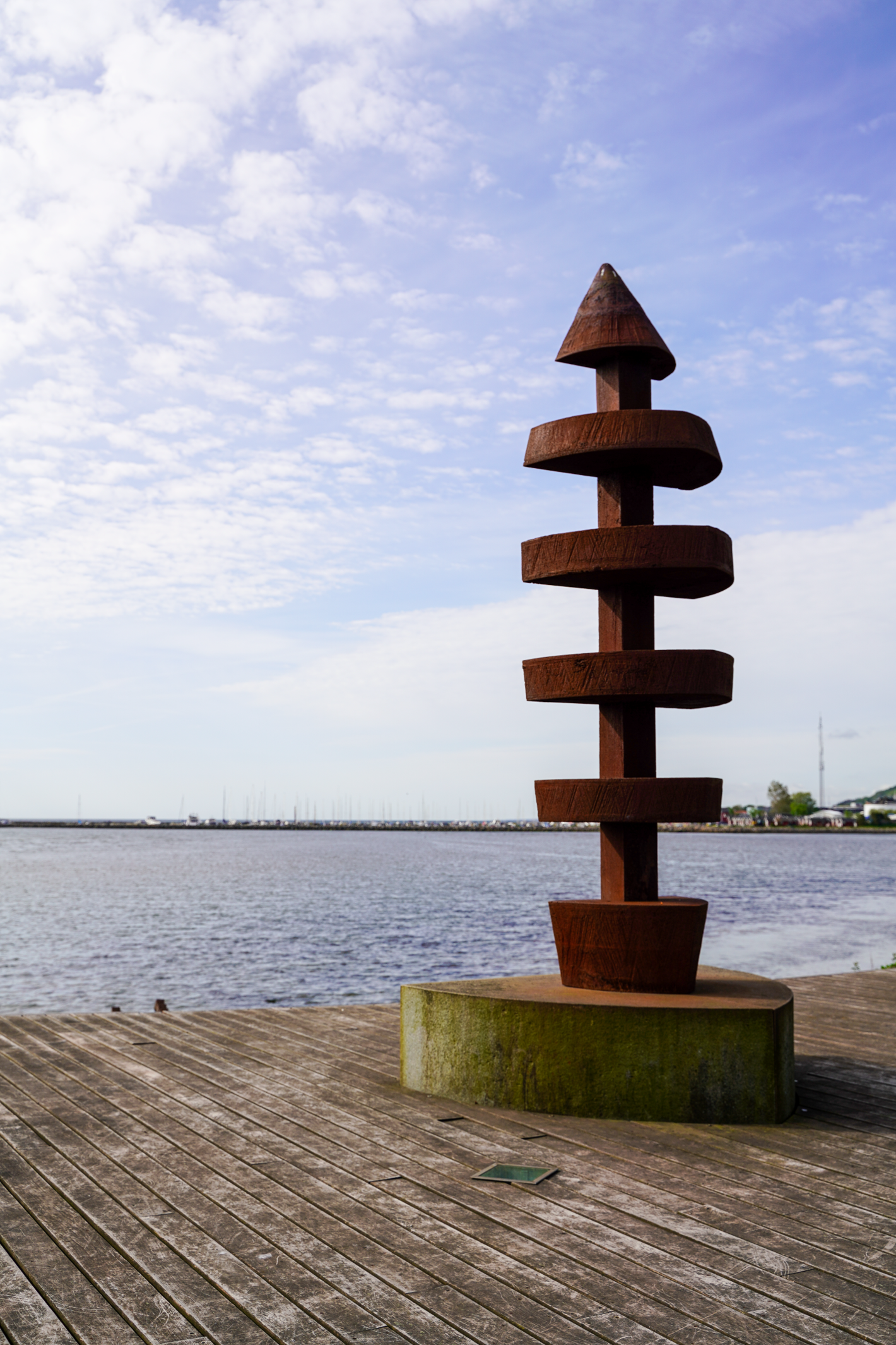 Høj metalskulptur formet som et fiskeskelet