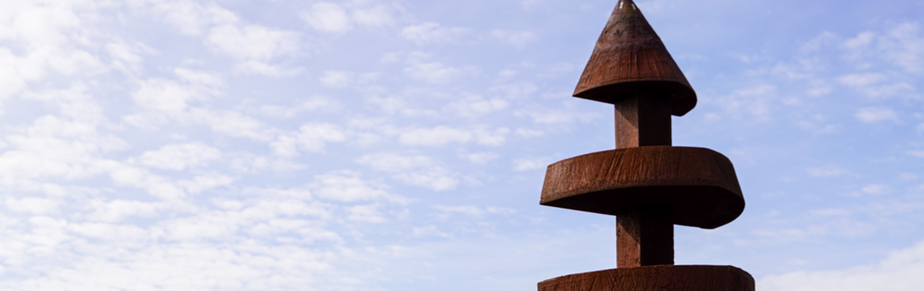 Høj metalskulptur formet som et fiskeskelet