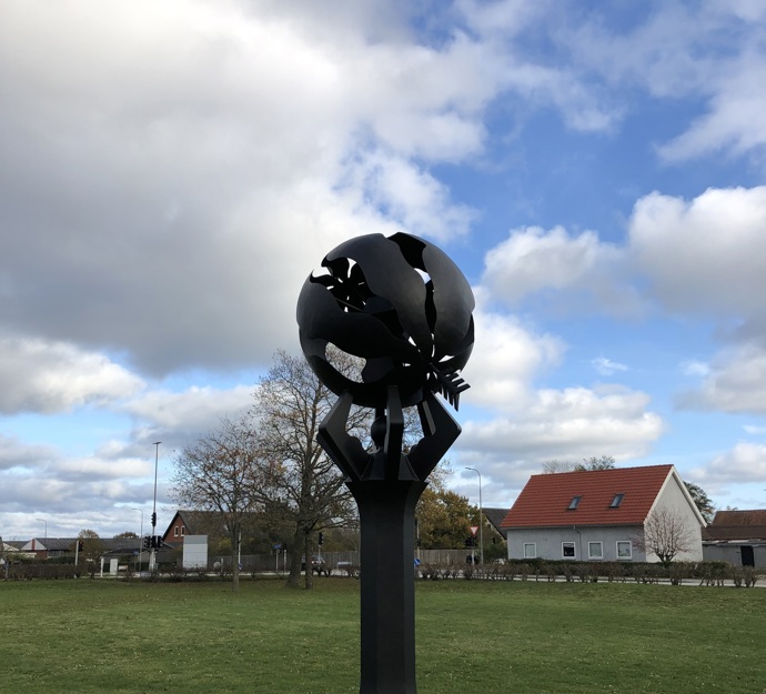 Sort søjle med stålkugle i toppen