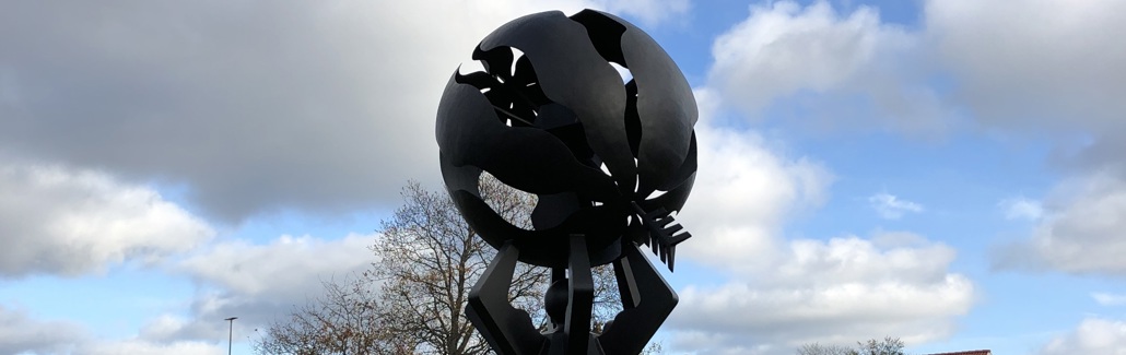 Sort søjle med stålkugle i toppen