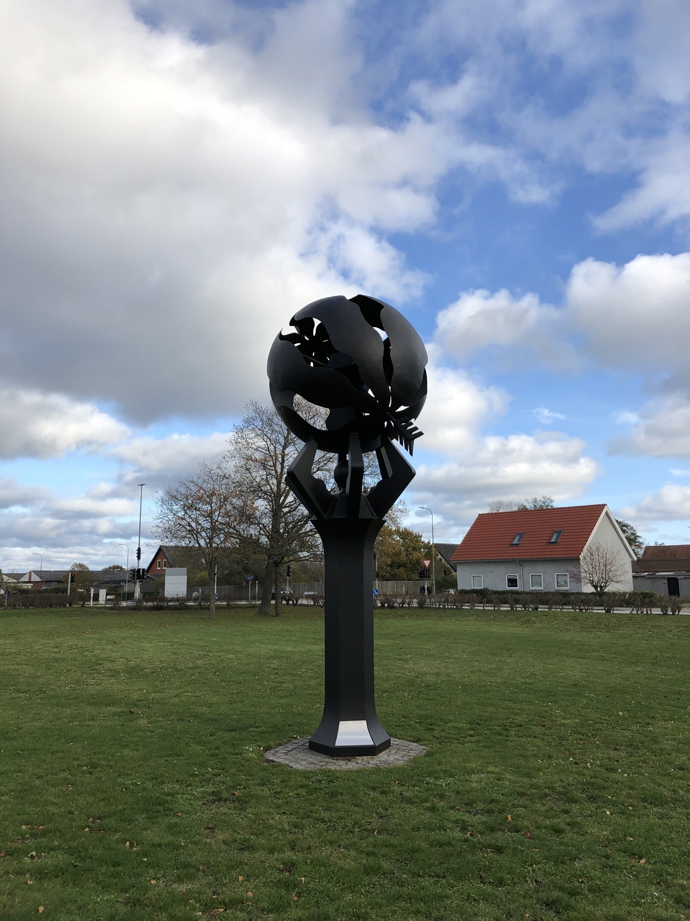 Sort søjle med stålkugle i toppen