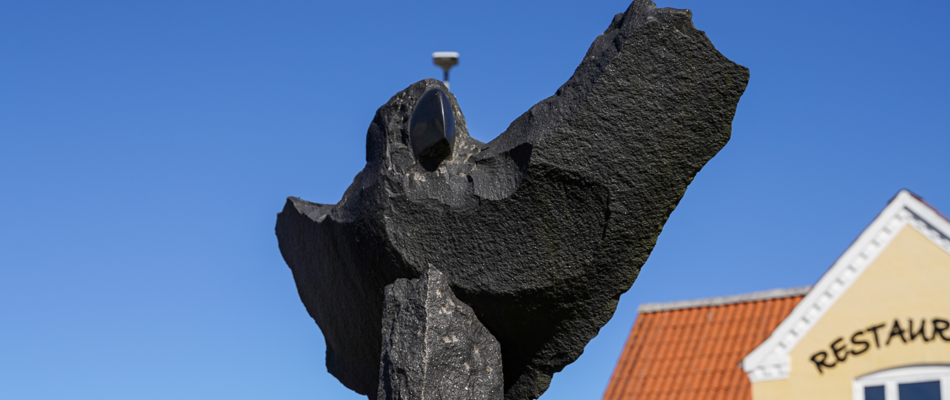 Stor mørk stenørn med vingerne ude