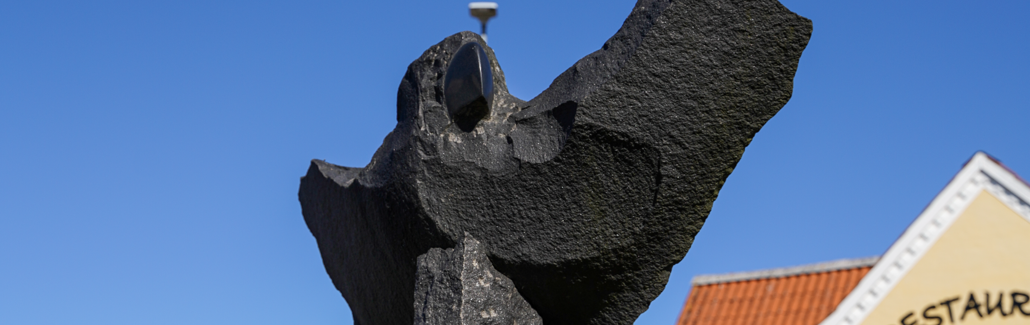 Stor mørk stenørn med vingerne ude