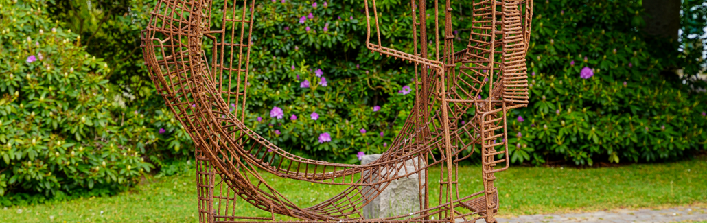 Skulptur af bøjede metalstænger med runde former