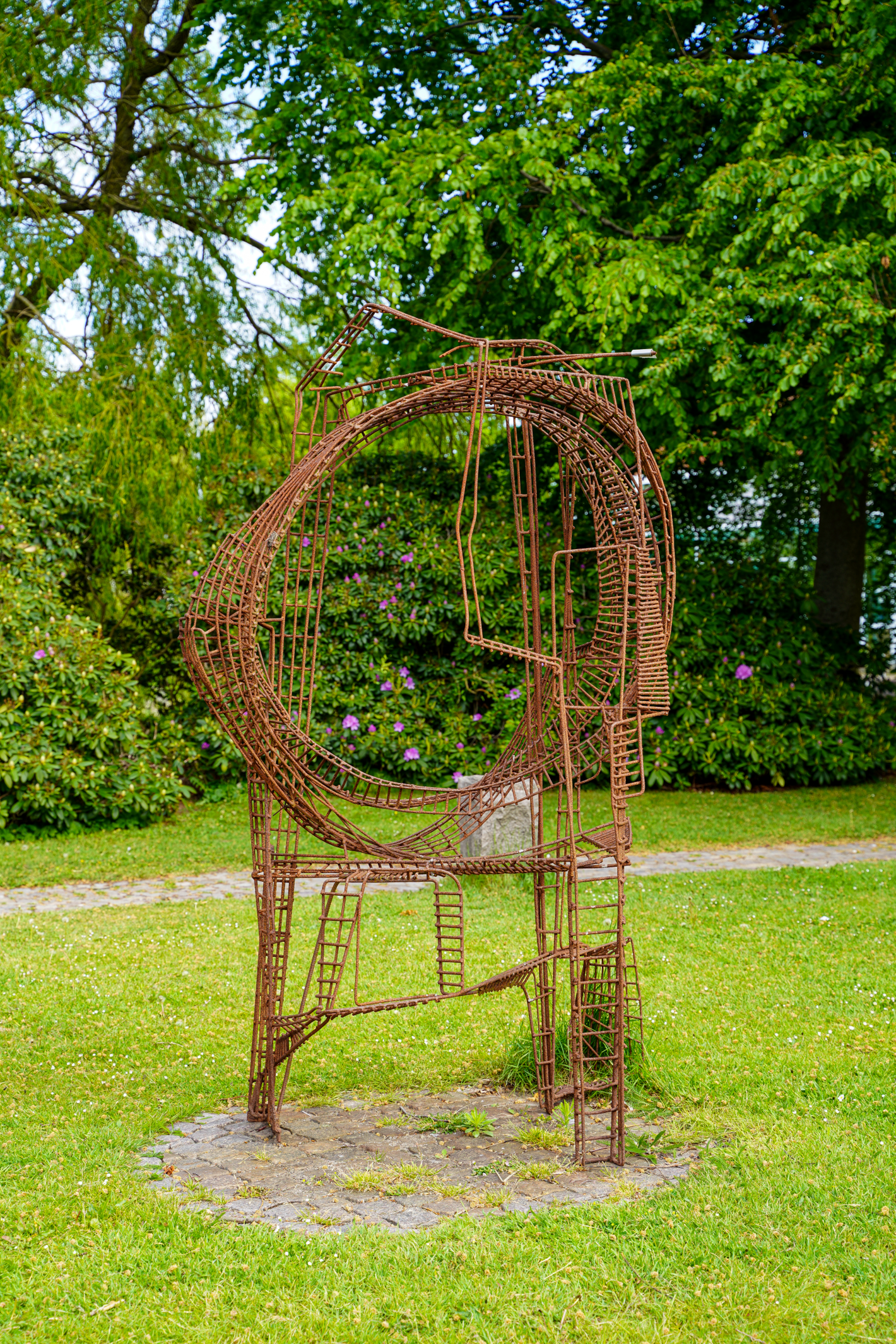 Skulptur af bøjede metalstænger med runde former
