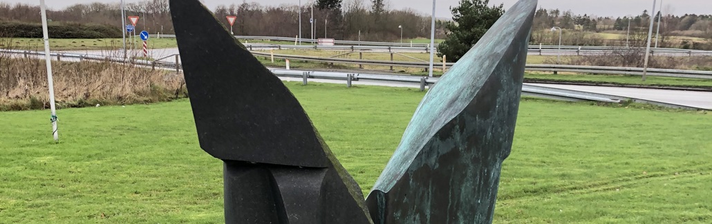 Søjler der forestiller en abstrakt engel