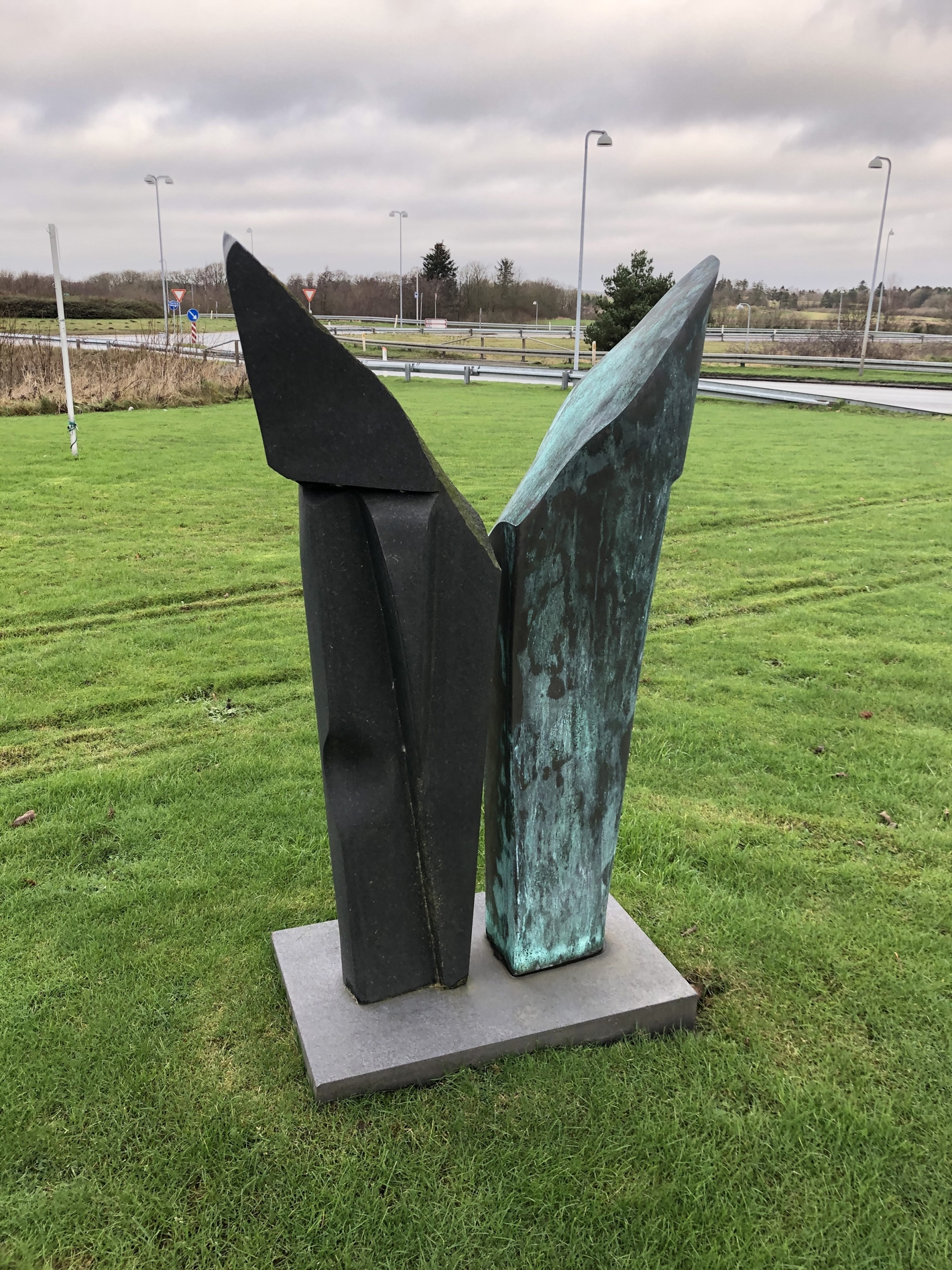 Søjler der forestiller en abstrakt engel