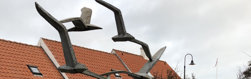 Skulptur af seks flyvende måger af metal