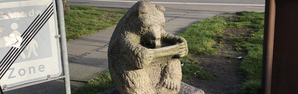 Siddende bjørn i granit