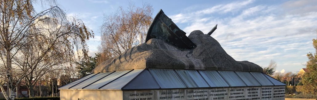 Monument med synkende fiskekutter i høje bølger